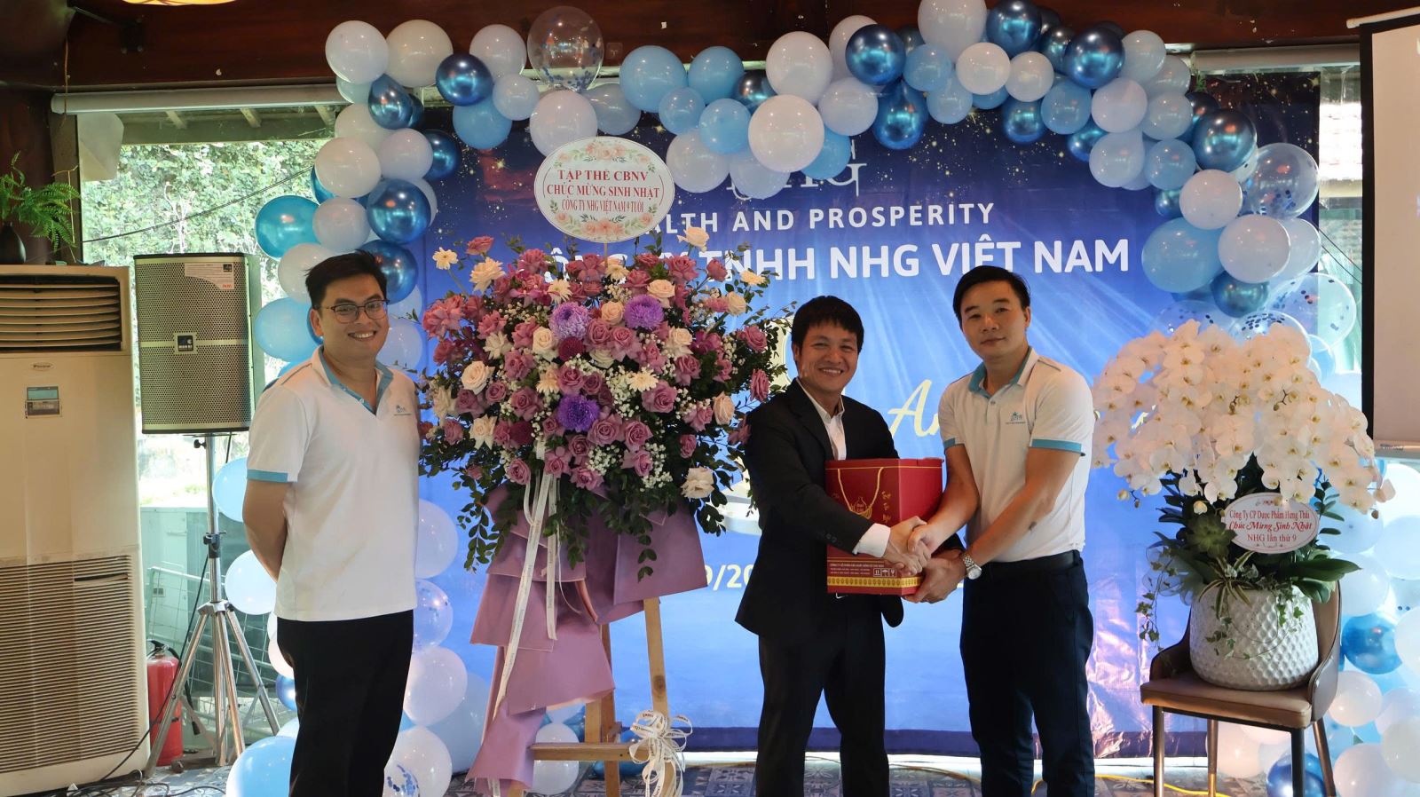 Tập thể cán bộ nhân viên Công ty TNHH NHG Việt Nam gửi tặng lãng hoa tươi thắm chúc mừng sinh nhật lần thứ 9 của Công ty (12/09/2016 – 12/09/2025)